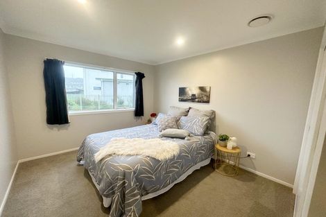 Photo of property in 3 Cessna Way, Newlands, Wellington, 6037