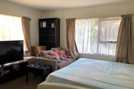 Photo of property in 16 Mallard Place, Unsworth Heights, Auckland, 0632