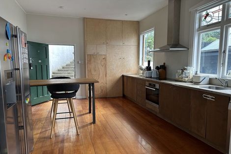 Photo of property in 10b Oriental Terrace, Mount Victoria, Wellington, 6011