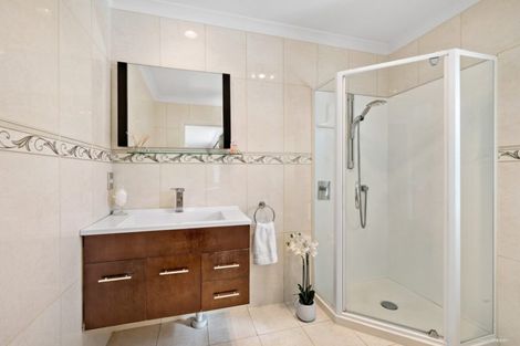 Photo of property in 15 Ina Ville Drive, Pukekohe, 2120