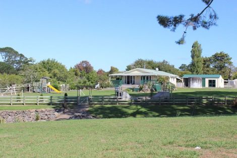 Photo of property in 220 Waitakere Road, Taupaki, Henderson, 0782