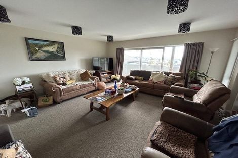 Photo of property in 17 Rothesay Bay Road, Rothesay Bay, Auckland, 0630