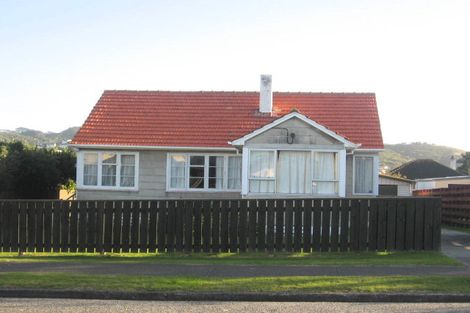 Photo of property in 16 Kapiti Crescent, Titahi Bay, Porirua, 5022