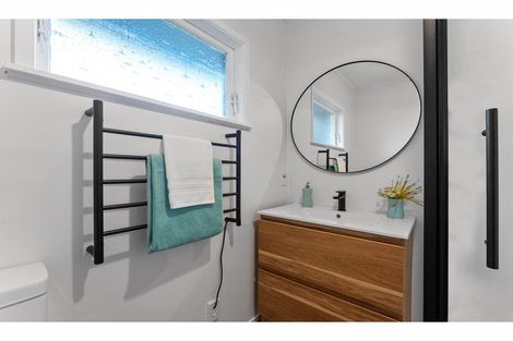 Photo of property in 2/13 Jonathan Place, Sunnynook, Auckland, 0620