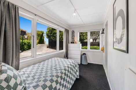Photo of property in 2/136 Sunset Road, Unsworth Heights, Auckland, 0632