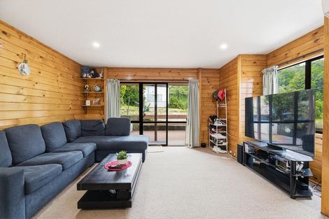Photo of property in 94a Newlands Road, Newlands, Wellington, 6037