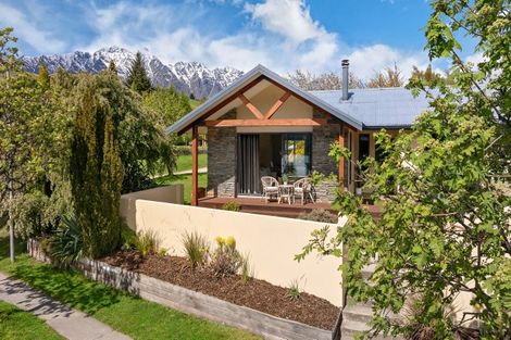 Photo of property in 35 Oregon Drive, Kelvin Heights, Queenstown, 9300