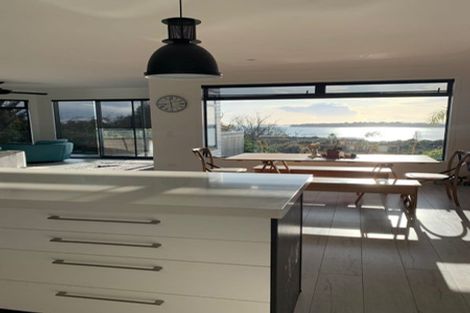 Photo of property in 6b Calder Place, Wai O Taiki Bay, Auckland, 1072