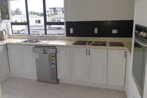 Photo of property in 2/30 Manly Esplanade, Browns Bay, Auckland, 0630