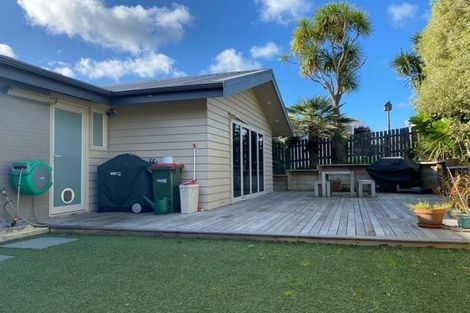 Photo of property in 4a Bemrose Place, Cockle Bay, Auckland, 2014