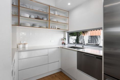 Photo of property in 52 Walton Street, Red Beach, 0932