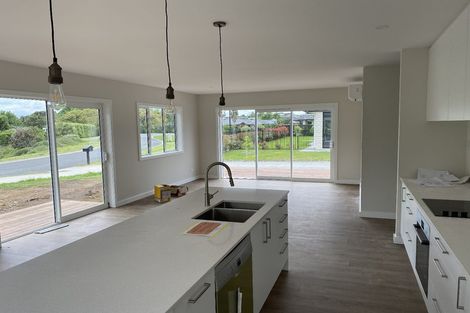 Photo of property in 2 Grove Lane, Omokoroa, 3114