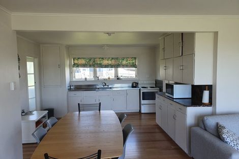 Photo of property in 13 Kawakawa Bay Coast Road, Kawakawa Bay, Papakura, 2585