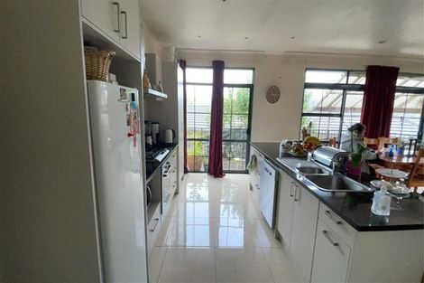 Photo of property in 9 Vinograd Drive, Te Atatu Peninsula, Auckland, 0610