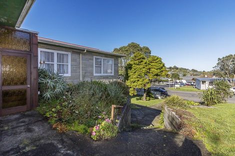 Photo of property in 16 Stewart Drive, Newlands, Wellington, 6037