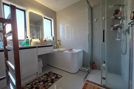 Photo of property in 1 Sunrise Lane, Te Atatu South, Auckland, 0610