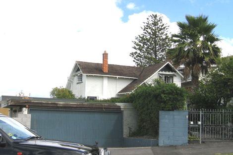 Photo of property in 5 Stanley Point Road, Stanley Point, Auckland, 0624