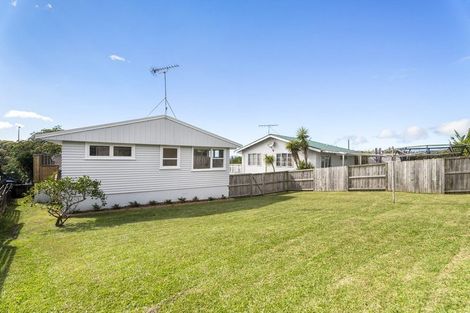 Photo of property in 13 Red Beach Road, Red Beach, 0932