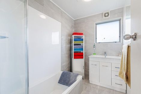 Photo of property in 12 Raelene Place, Massey, Auckland, 0614