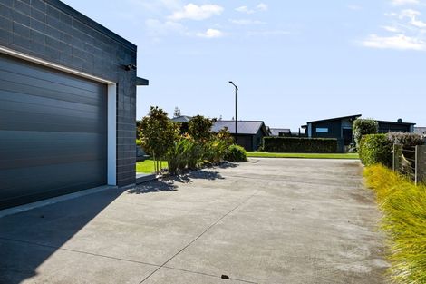 Photo of property in 5 Kotare Drive, Waiwhakaiho, New Plymouth, 4312