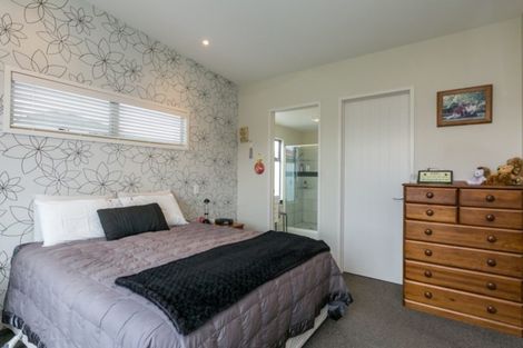 Photo of property in 52 Orotu Drive, Poraiti, Napier, 4112