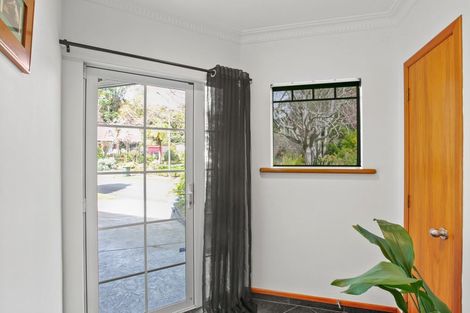 Photo of property in 8 Spencer Place, Merrilands, New Plymouth, 4312