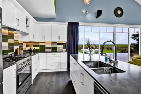 Photo of property in 16 Hector Place, Opunake, 4616