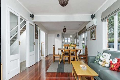 Photo of property in 1/42 East Coast Road, Milford, Auckland, 0620