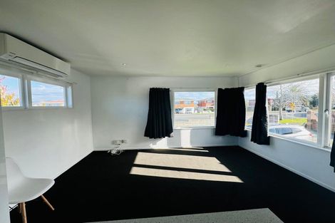 Photo of property in 3/4313 Great North Road, Glendene, Auckland, 0602