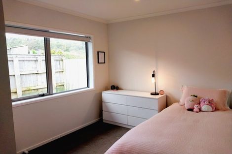 Photo of property in 92 Sunstone Crescent, Timberlea, Upper Hutt, 5018