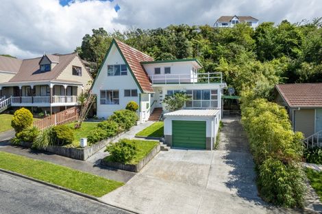 Photo of property in 5 Stanhope Grove, Korokoro, Lower Hutt, 5012