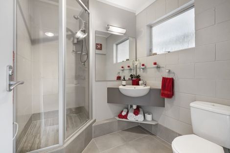 Photo of property in 3/108 East Coast Road, Forrest Hill, Auckland, 0620