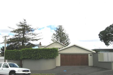 Photo of property in 7 Stanley Point Road, Stanley Point, Auckland, 0624