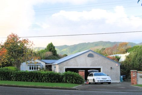 Photo of property in 17 Ngarara Road, Waikanae, 5036