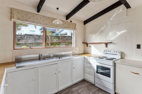 Photo of property in 15 Winara Avenue, Waikanae, 5036