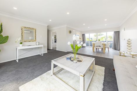 Photo of property in 6 Brouder Place, Hillpark, Auckland, 2102