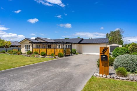 Photo of property in 2 Daffodil Grove, Carterton, 5713