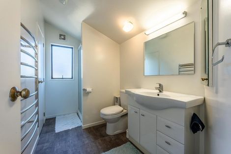 Photo of property in 2/25 Knights Road, Rothesay Bay, Auckland, 0630