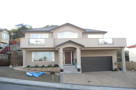 Photo of property in 17 Dress Circle, Newlands, Wellington, 6037