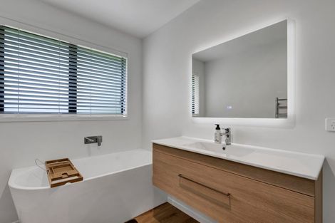 Photo of property in 8 Ponga Place, Highlands Park, New Plymouth, 4312