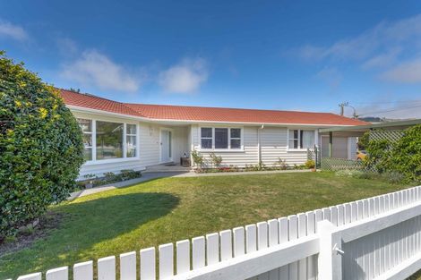 Photo of property in 16 Redwood Avenue, Tawa, Wellington, 5028