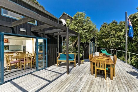 Photo of property in 43 Waitea Road, Muriwai, Waimauku, 0881