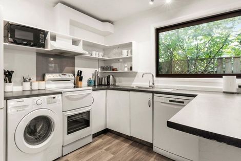 Photo of property in 4/163 Queens Drive, Lyall Bay, Wellington, 6022