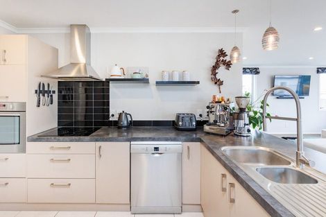 Photo of property in 32 Milton Street, Roslyn, Palmerston North, 4414