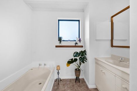 Photo of property in 24 Poplar Grove, Whalers Gate, New Plymouth, 4310