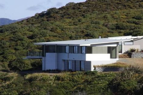 Photo of property in 16 Dungarvan Road, Newlands, Wellington, 6037