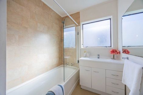 Photo of property in 2/2 Tacitus Place, Totara Vale, Auckland, 0629