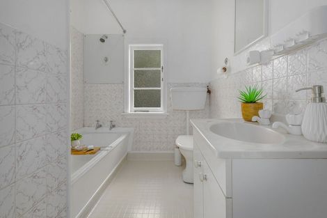 Photo of property in 1 Raebern Lane, Raumati Beach, Paraparaumu, 5032