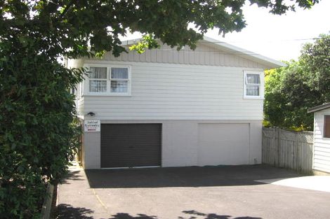 Photo of property in 327 Wairau Road, Totara Vale, Auckland, 0627