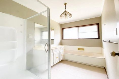 Photo of property in 11 Ravenstone Place, Chatswood, Auckland, 0626